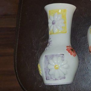 1988 small Floral Vase/Wall pocket Daisy